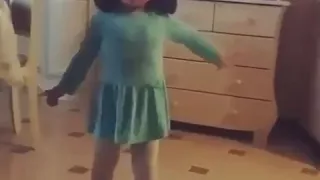 Девочка танцует под песню Вити надо выети