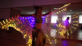 Eindrucksvolle Lichtershow mit Feuereffekten, Jonglage und Tanz in Bayern