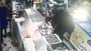 В Находке вооруженные ножом люди ограбили продуктовый магазин
