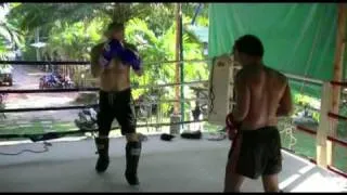 Thai MMA fighter Ngoo Ditty and former Shooto Japan LW Champ Kotetsu Boku sparring.