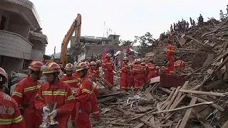 Число жертв землетрясения в Китае продолжает расти
