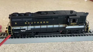 REVIEW AND RUNNING OF SOU GP30 2601 BY SCALE TRAINS