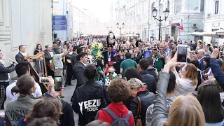 Концерт мексиканского оркестра на Никольской улице в Москве