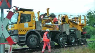 Zweiwege-Fahrzeug für Bahn-Oberleitungen im Einsatz