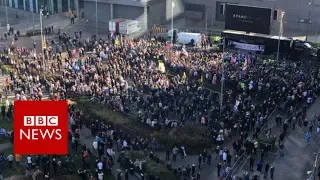 Thousands attend Tommy Robinson BBC demo - BBC News