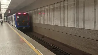 Видео в стиле ретро. Электропоезд метро Минска Stadler M110 на станции «Партизанская» // 28 мая 2023