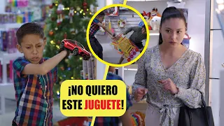 Niño caprichoso rechaza el regalo de navidad que le regala su madre