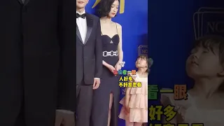 倪妮 注意到小宣宣偷偷的看她 大姐姐与小妹妹的互动太可爱了 #倪妮气质 #倪妮时尚