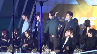 [FANCAM] 20141221 가요대전 2NE1 무대 보는 WINNER