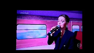 Sandy cantando no domingão