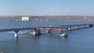 Плавкран врезался в Варваровский мост в Николаеве