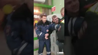 В Новоуральске между сотрудниками ДПС и покупателями магазина произошла драка