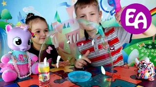 Пускаем мыльные пузыри из пистолета для пузырей Blow bubbles from the bubble gun