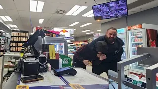 Streamer Confronts Shoplifters In His Store…