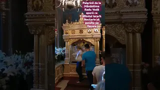 La Mânăstirea Radu Vodă există un rand fără sfârșit de pelerini ce se roagă Sfântului Nectarie