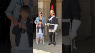 Kindness of This King’s Guard is BRILLIANT #kingsguard #horseguardsparade #londonwalk #thekingsguard