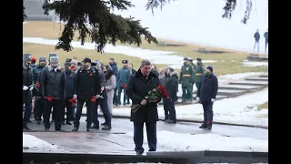 Губернатор Андрей Бочаров возложил цветы на Мамаевом кургане