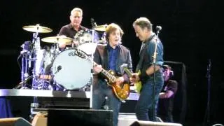 Bruce Springsteen & Paul Mc Cartney sing "i Saw Her Standing There" in Hyde Park 14 July 2012