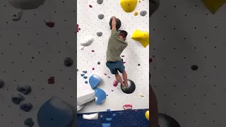 Alex Honnold Climbing A V7 EASY @ Movement LP Chicago