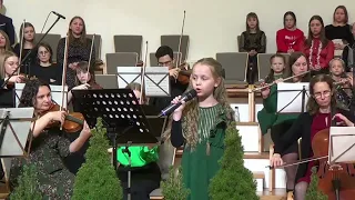 Песню "Спит Младенец на соломе..." исполнила Виолета под аккомпанимент оркестра.