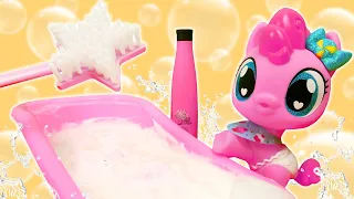 O pônei rosa Pinkie vai tomar banho. Brincadeira infantil para bebês com My Little Pony em português