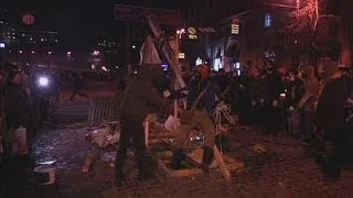 Ukraine protesters make catapult and throw Molotov cocktails