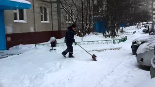 Много снега во дворе -ЖКХ спешит на помощь ;)