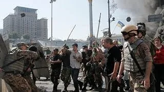 Raw: Demonstrators Confront City Workers in Kiev