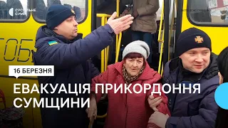 В ДСНС показали кадри евакуації людей з Великописарівської громади на Сумщині.
