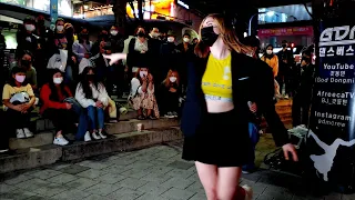 GDM DANCE BUSKING. LOVELY ONLOOKER ENJOYING UNFORGETTABLE IMPROMPTU BUSKING ON HONGDAE STREET.