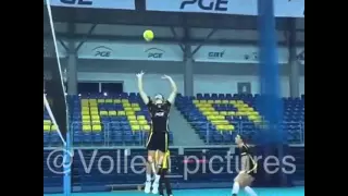 Мощный удар в волейболе