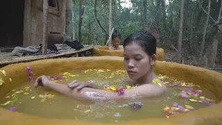 Amazing Girls building bathtubs for bathing in the jungle