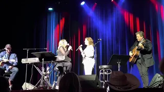 Linda Davis brings lady on stage to sing Reba duet Does He Love You