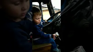 Мальчик ругается за рулём матом!