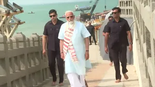 #pmmodi  #modi  pays tribute at #thiruvalluvar  statue