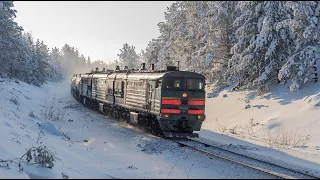 Тепловоз 4ТЭ10С-0025 с грузовым поездом