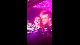 Robbie Williams and Michaela on Stage, Something stupid, Klagenfurt - Austria, 29. 08. 2017