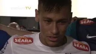 Neymar chora ao se despedir de companheiros no vestiário! ele merece tudo de bom ;)