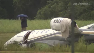 Raw video: Small plane skids off runway in Sugar Land