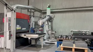 Tosec Robot in combination with the  42 series WRBW, deburring machine from Timesavers International