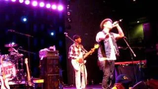 Bruno Mars serenades girl during "Just The Way You Are"