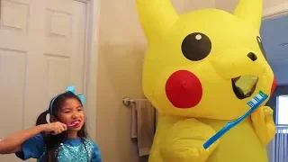 Wendy Pretend Play Morning Routine Brushing Teeth w/ Giant Pikachu Pokemon