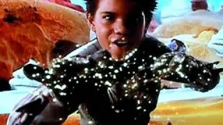 Taylor Lautner Sings and Moves it as Shark Boy