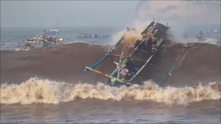 Update terbaru 294  Ombak Besar Perahu Karam diombak plawangan puger 23/3/2021