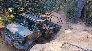 Glasshouse Mountains Little Red. Does a UNIMOG fit? No!