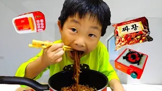 Yejun Cooks Noodle with Toys | Story for Children