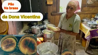 Pão com brasa na tampa no estilo Antigo#  Feito Pela Dona Vicentina Ficou delicioso…
