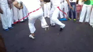 Roda de rua em recife Pernambuco Mestre Negro boy contra Mestre oião