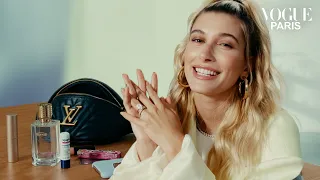 Les essentiels du sac de Hailey Bieber | In The Bag | Vogue Paris