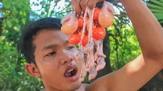 Primitive Technology: Cooking Duck Eggs & Intestines in the Forest | Wilderness Food